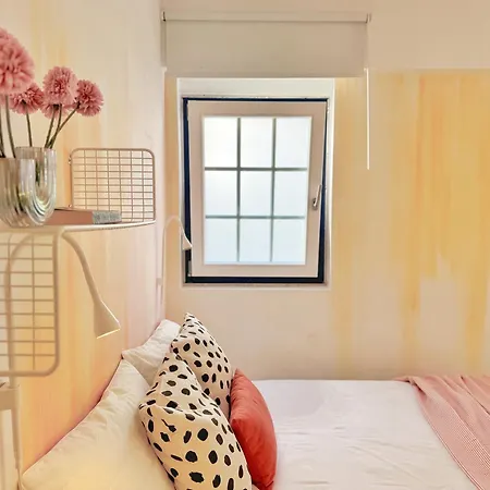 Curious Crow 1 With Patio By Homeful Homes Apartman *